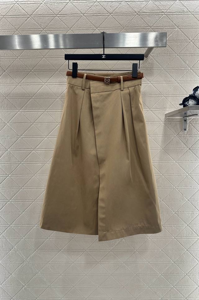 Loew* 2025 New Arrivals: Belt-Piece Pleated Skirt. Made from imported virgin cot