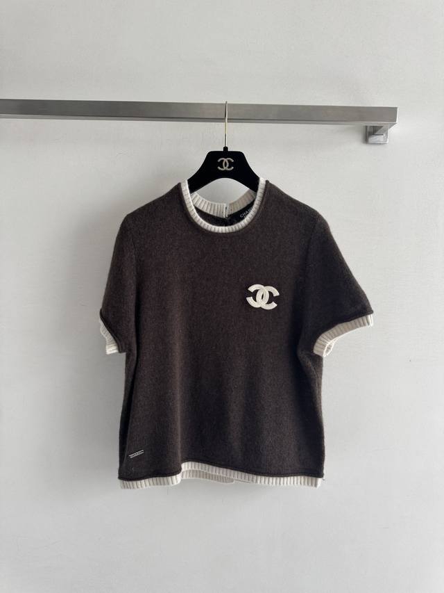 Chane* 25 New mid-century wool sweater with contrasting color design. Classic ro