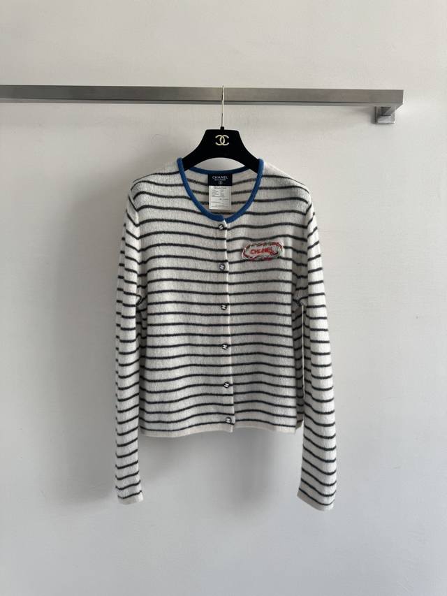 Chane* 25Fw New and used wool sweater with contrasting stripes. It looks slimmer