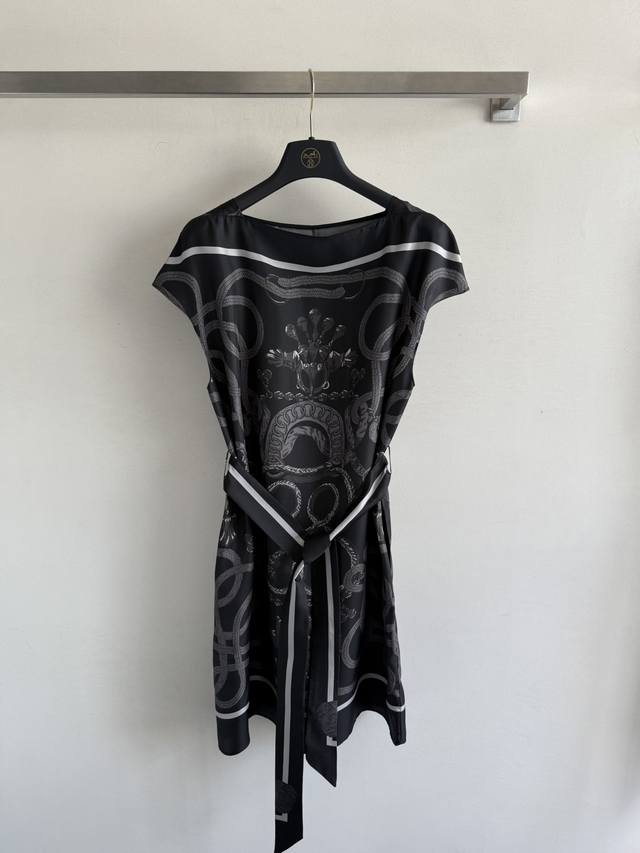 Herme* 25's new early fall twill silk dress features a drop-shoulder design that