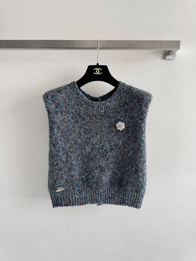 Chane* 25 new vest. The cashmere material is very soft and close fitting. It is