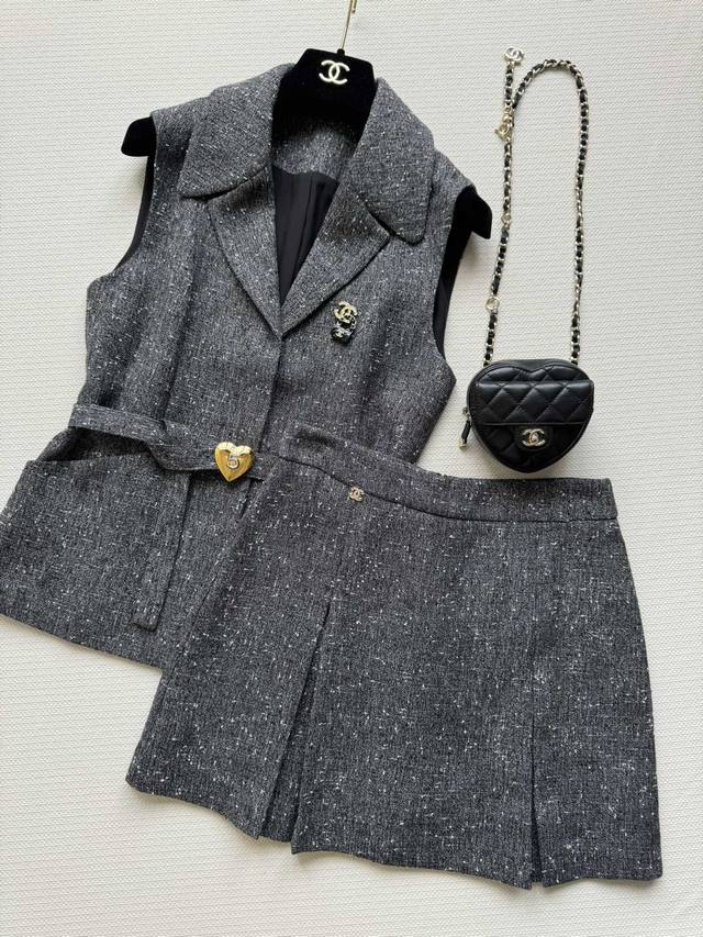 Chane* 25Fw new style small Chanel style suit, vest classic lapel with metal hea