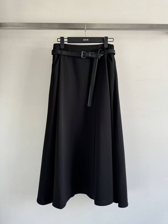 Dio*25Ss's new A-line flared skirt features a pleated, wide hem, creating an ele