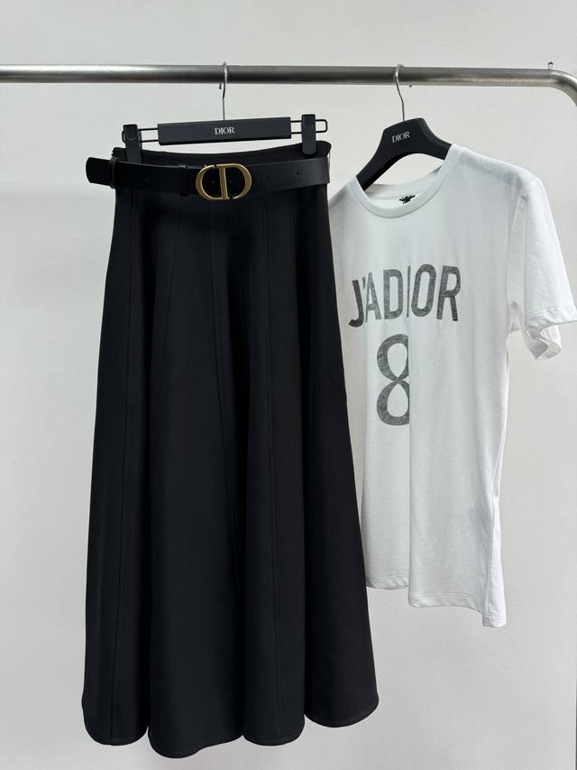 Dio* The new A-line pleated skirt is perfectly matched with a CD belt. The black