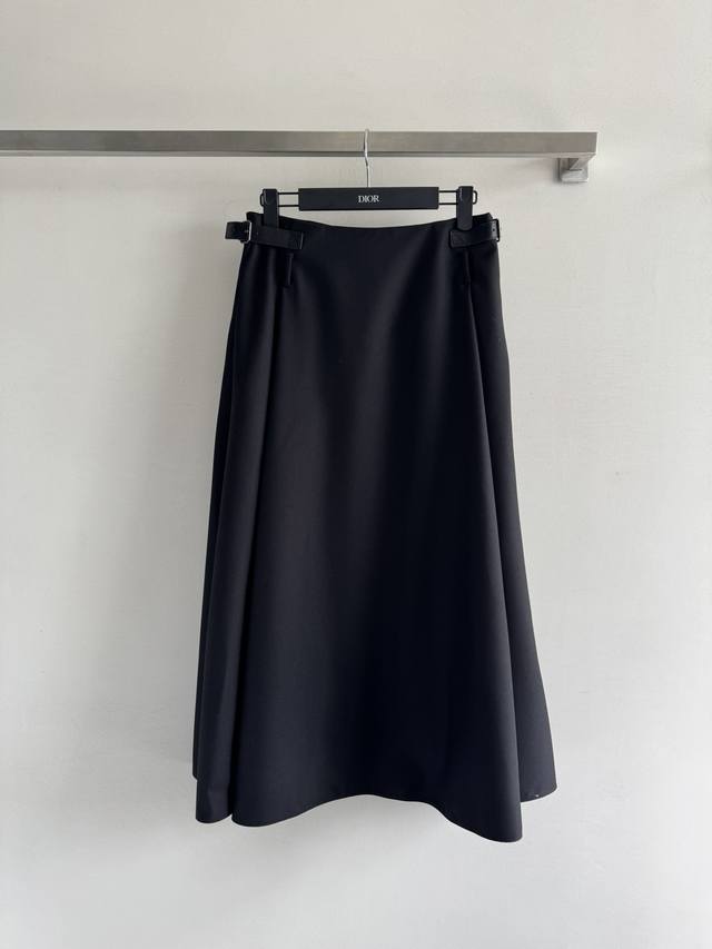 Dio*25Fw's new high-top A-line flared skirt features a pleated, wide hem. The fl