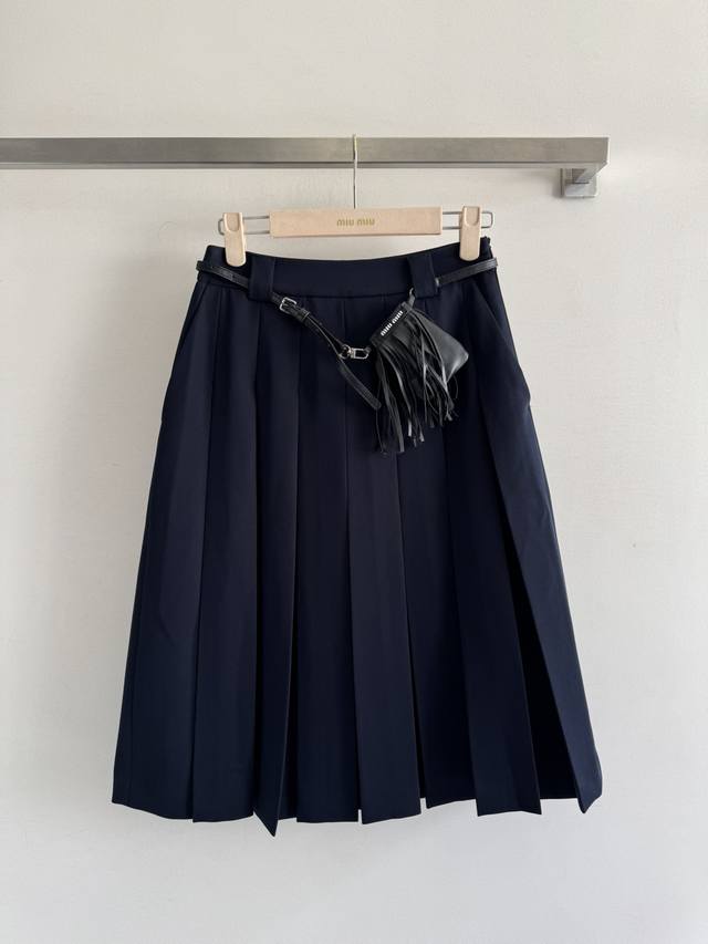 Miumi* 25Fw's new pleated skirt features a classic pleated, contrasting belt des