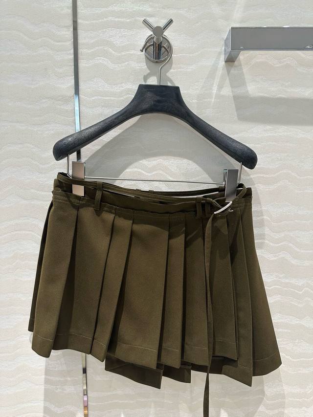 Exclusive first-run original quality, Ac paper-thin hottie wears a low-waist de