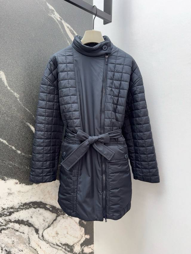 Her 25Ss Early Fall new arrival. High-necked, side-zip mid-length cotton jacket.