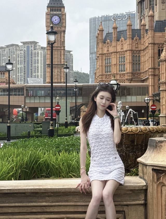Chanel's new 25th fall crochet round-neck knitted vest dress, hand-woven with c