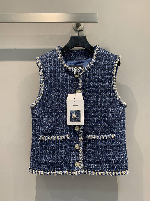 Originally developed by C's 2025 Early Fall new contrasting color stripe woven