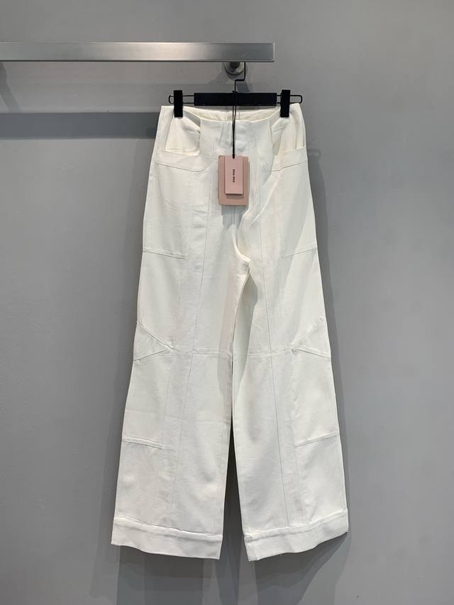 Originally developed by Miumi* for the early fall of 2025, these sporty wide-le