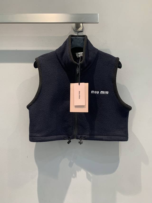 Originally developed by Miumi*, this stylish, retro drawstring zippered polar f
