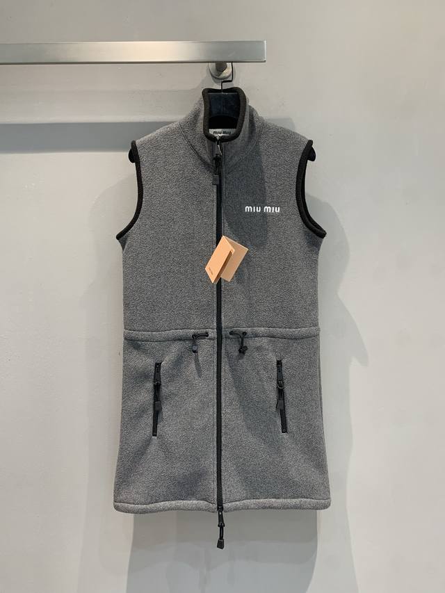 Originally developed by Miumi*, this 2025 early fall new model features a stand