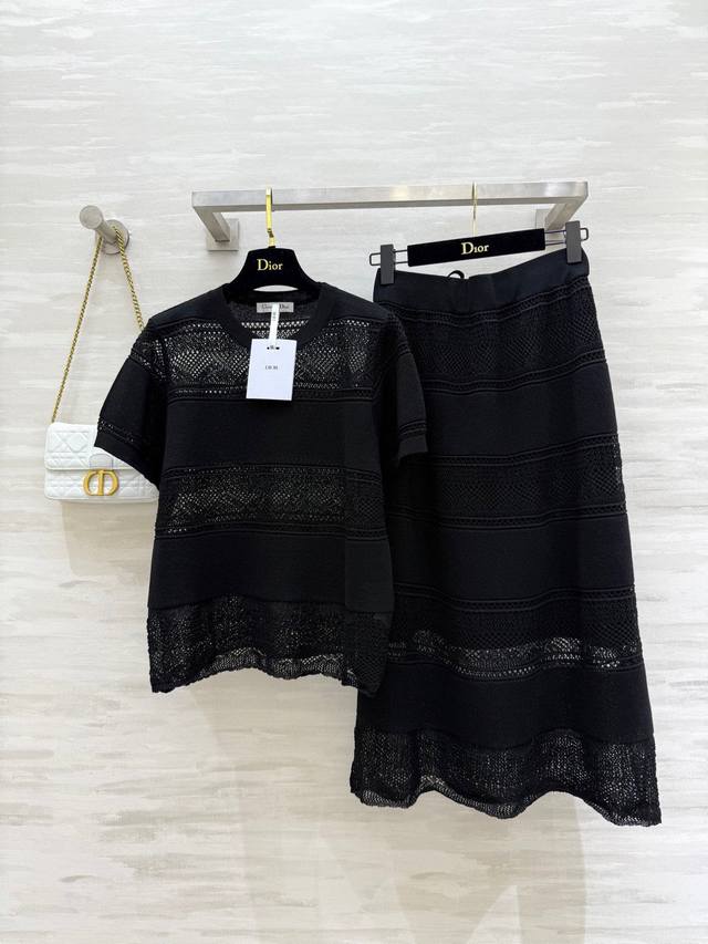 Dio2 knitted skirt suit. The round neck design is classic and elegant, flatterin