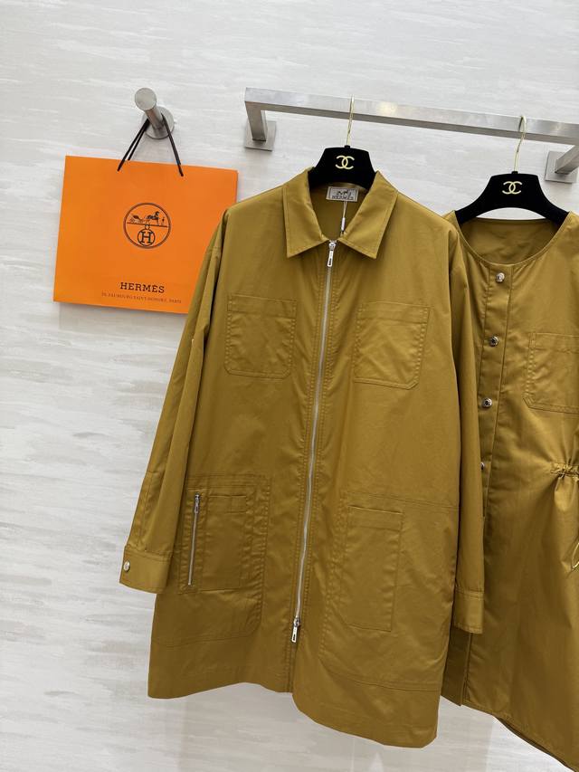 Herme2's new early autumn model features a two-piece dress with a multi-wear des