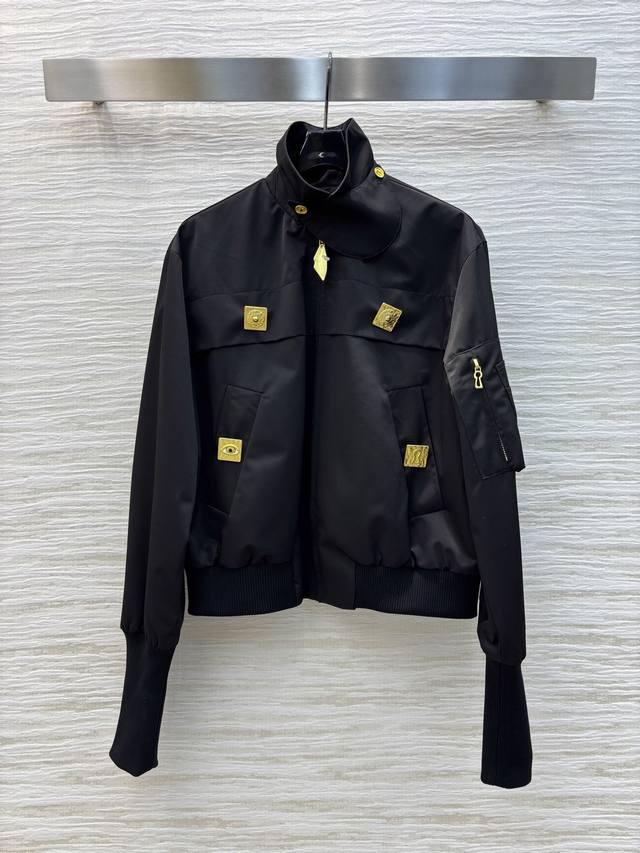 Sch's 25th early autumn show model, a black lapel jacket with a switchable stand