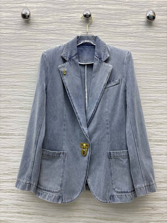 Sch's 25 new style denim suit jacket with special-shaped buttons. The elegant su