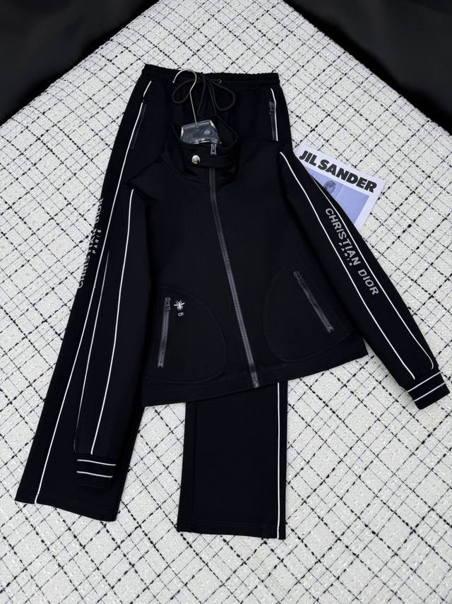 Fashionable master's set with side letter embroidery decoration. Lazy person's s