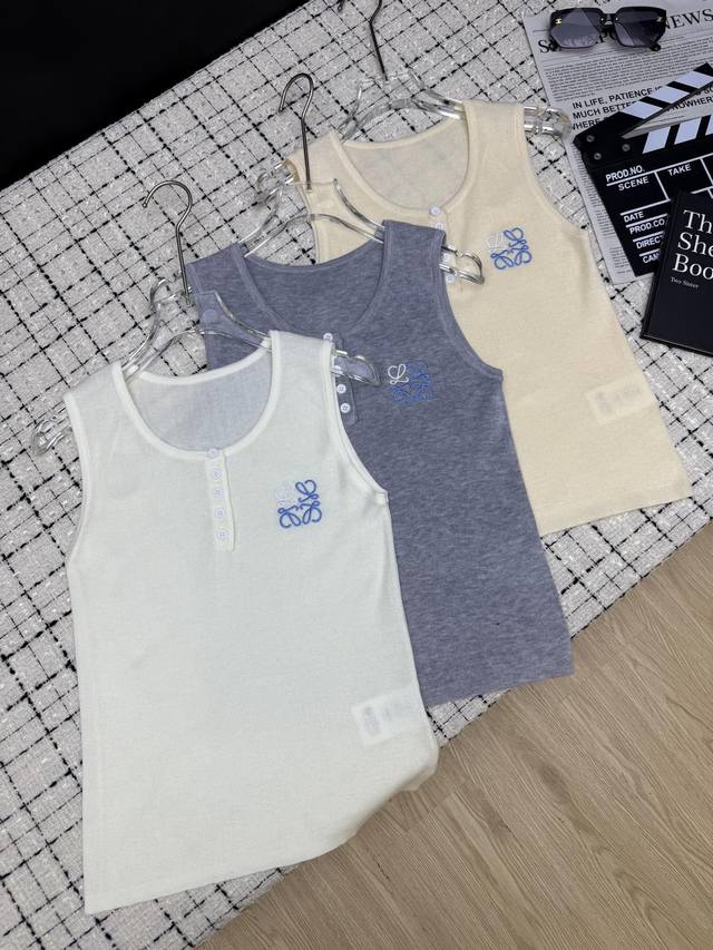 Loew*25 new embroidered classic logo knitted vest top with a stylish and sophist