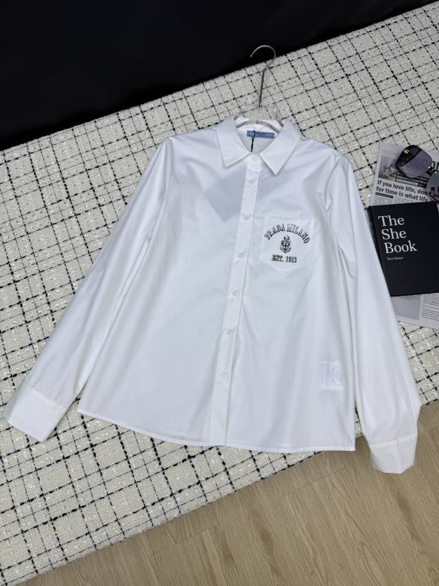 Prada25 Spring/Summer new printed logo design shirt. The unique design is fashio