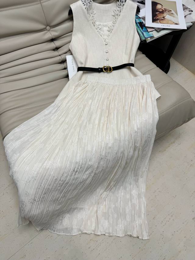 High-end suit 2025 summer style V-neck lace embroidery sleeveless vest pleated