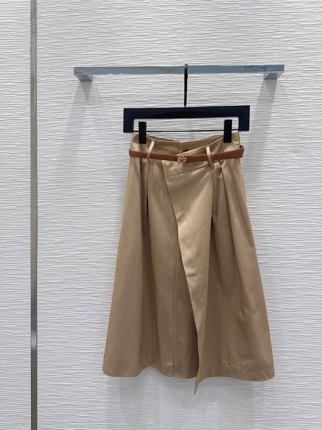 Loe W*E 2025Fw new skirt is another fashionista's favorite! Exquisite details, e