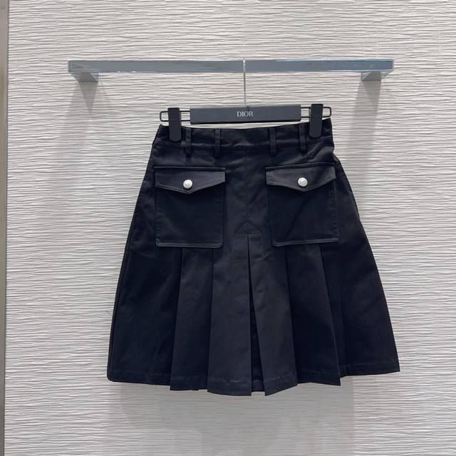 Christian Dio*'s new 2025Fw skirt is comfortable, stylish, and elegant, perfect