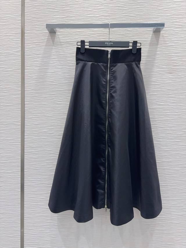 Prad*2025Fw new skirt is another fashionista's favorite! Exquisite details, ever