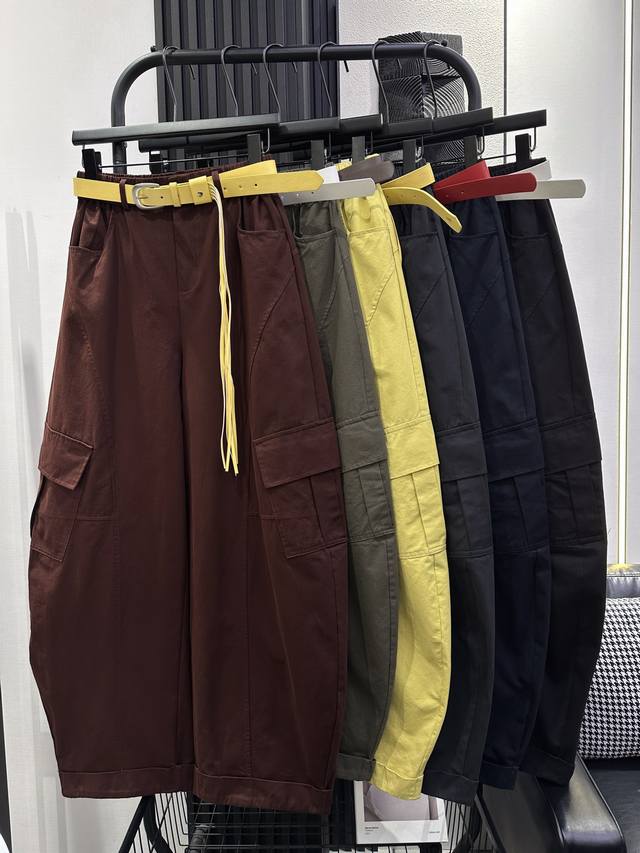 Balenciaga - The hottest style continues with contrasting colors, tassel belt, s