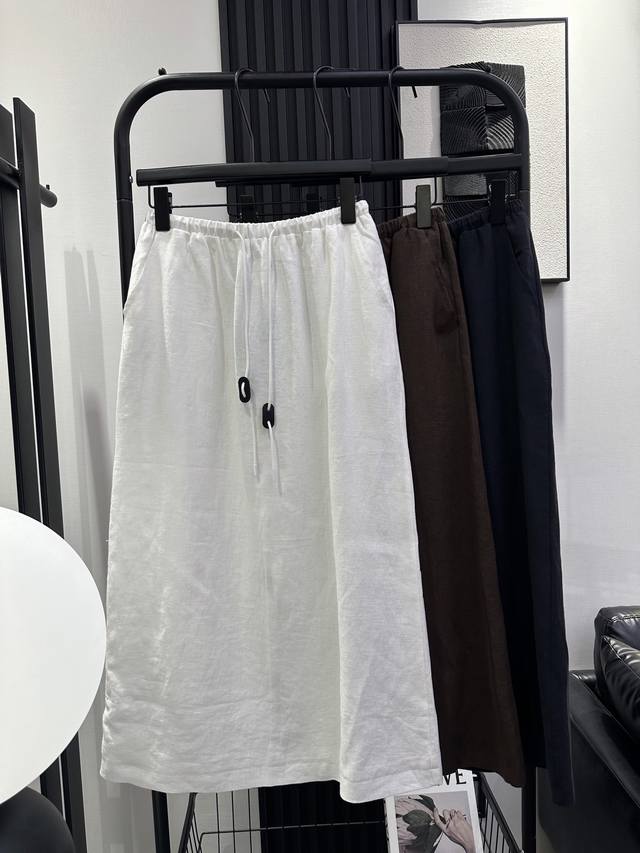 Sanit Laurent - Saint Laurent's popular style continues with a simple version of