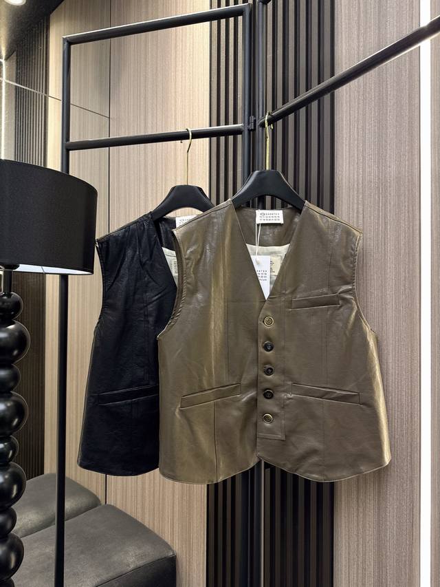 Margiela's 2025 Fall/Winter hit, the Margiela Pu leather vest, is now available!