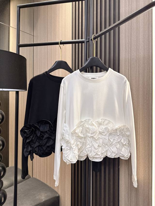 Mm6 2025 Autumn/Winter New Arrivals: This long-sleeved, floral-themed pullover t