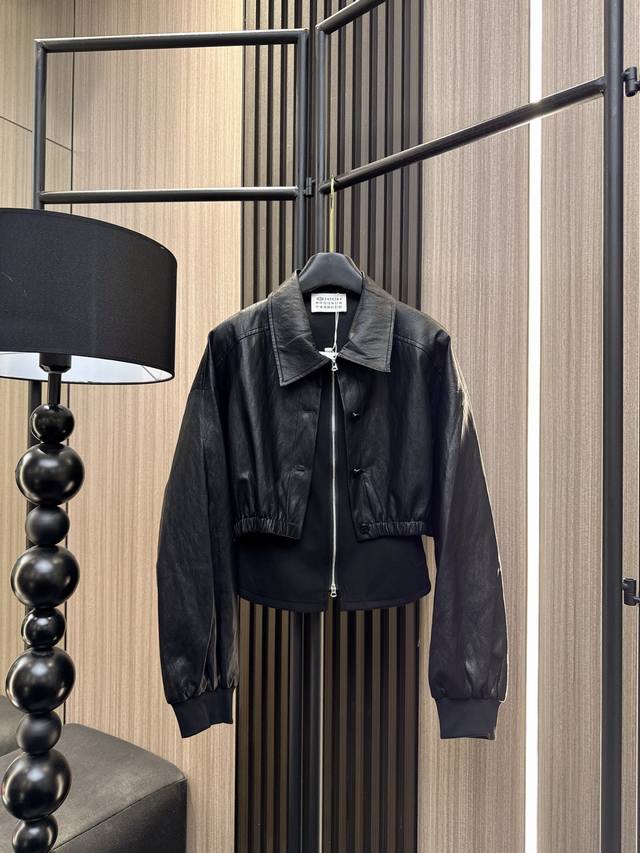 Margiela's new Autumn/Winter 2025 collection is now available. This Margiela Pu