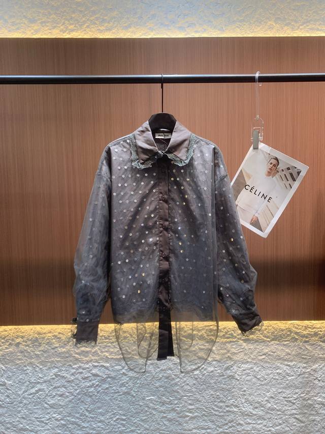 Miumiu's new long-sleeved lapel shirt for fall 2025 is a romantic expression. Th