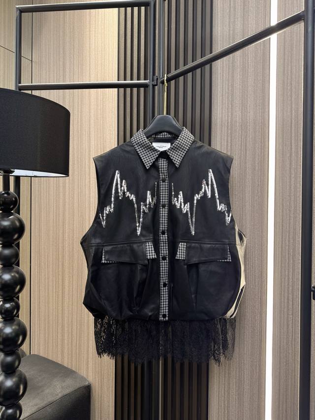 Isabel's 2025 Fall/Winter collection features a Pu leather vest with a delicate