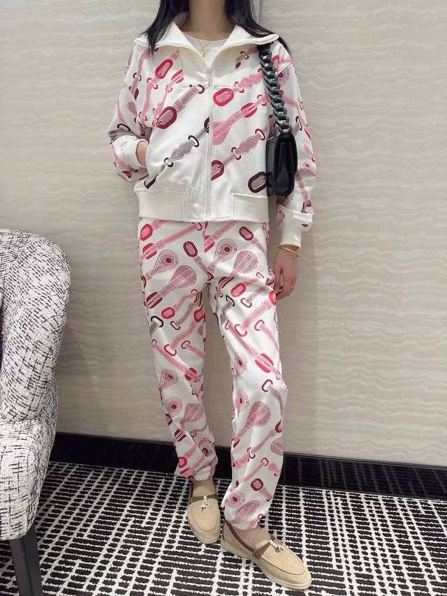 Herme's newest belt-printed tracksuit! Zippered, stand-up collar, long-sleeved