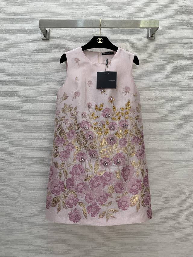 Dolce & Gabbana's new high-end custom gold leaf floral jacquard fabric has a cri