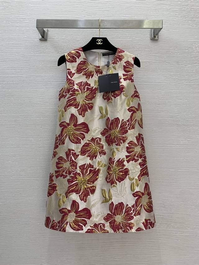 Dolce & Gabbana's new high-end custom floral jacquard fabric is crisp and stylis