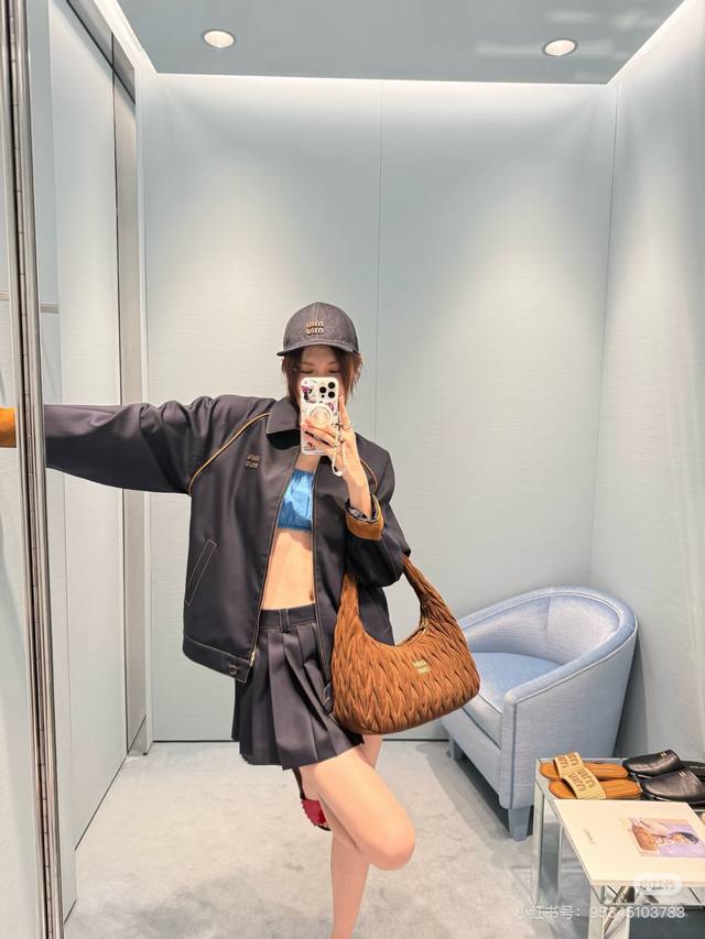 Jacket and Skirt Miumi*'s new stylish two-piece logo patch suit! This casual, l