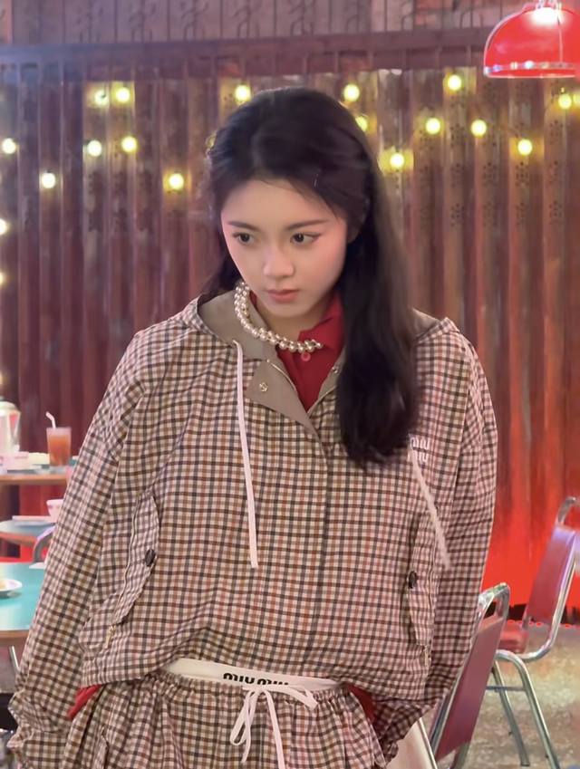 Jacket and Skirt Miumi*'s new stylish plaid suit! Original logo zipper and butt