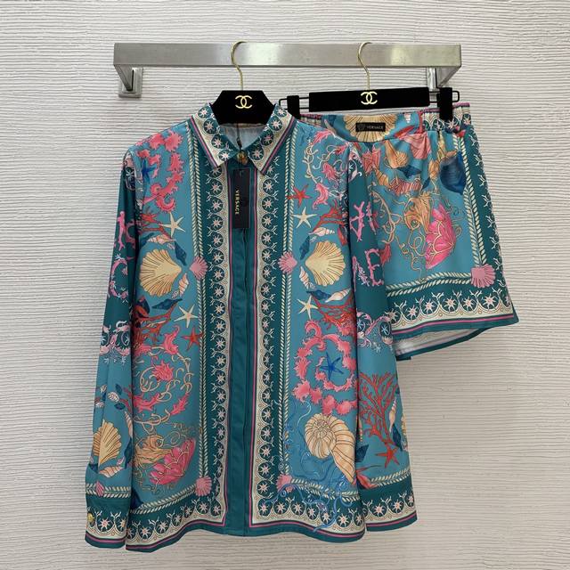 Versac's newest starfish and conch shell print casual and stylish two-piece suit