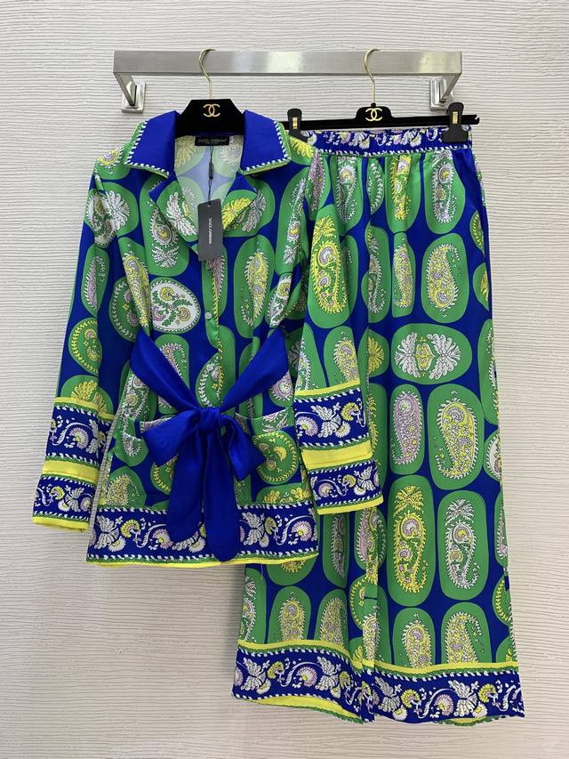 Dolce & Gabbana's newest ethnic retro print casual suit! Tie-waisted lapel long-