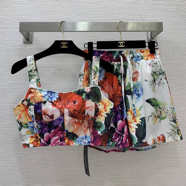 Dolce & Gabbana's new colorful floral print two-piece set! Stylish and sexy tube