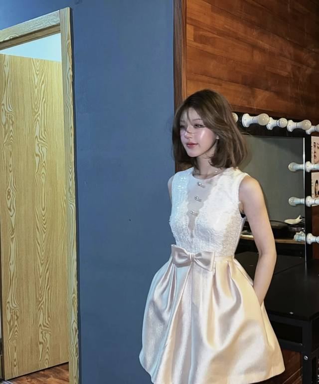 Miumi*Miumi's new style, the same as the star Zhao Lusi, is exclusively customiz