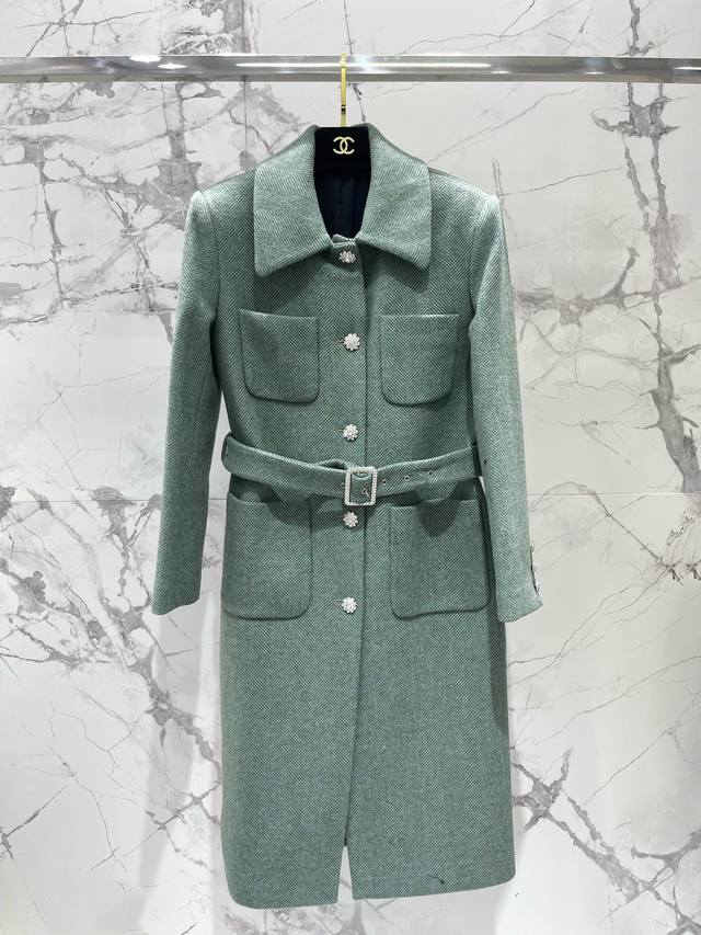Green herringbone coat with a slim waist. Custom-made 100% wool fabric. Exclusi