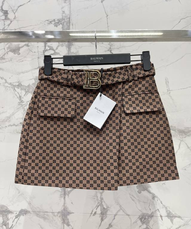 Barr's wool skirt Yb custom woolen material Made of wool with gold buttons High