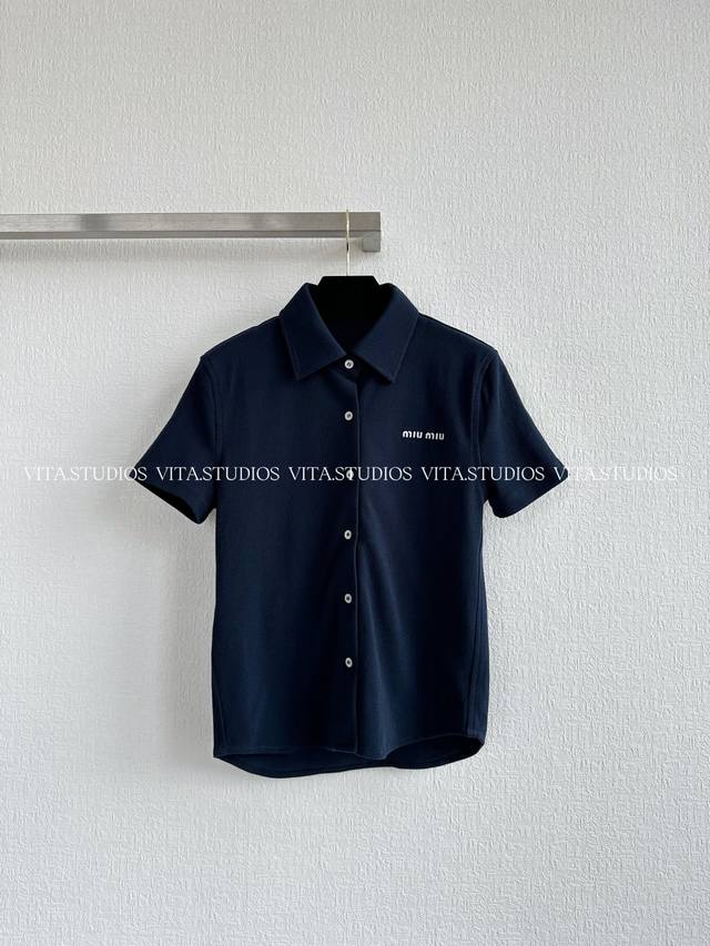 Hot-selling spot lapel shirt top is made of 100% cotton. The chest is embroidere