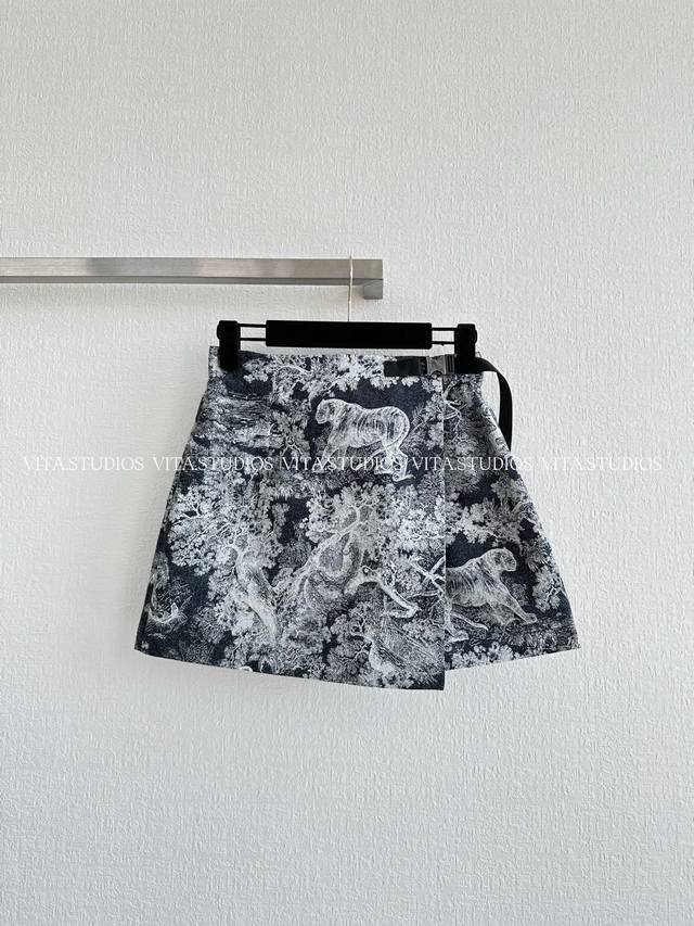 Hot item, limited stock now! Animal jacquard one-piece culottes. Made from custo