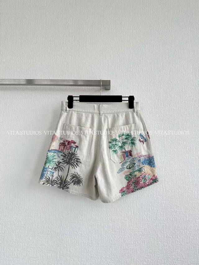 Hot-selling, in-stock printed high-waist shorts. Made from linen and cotton, the