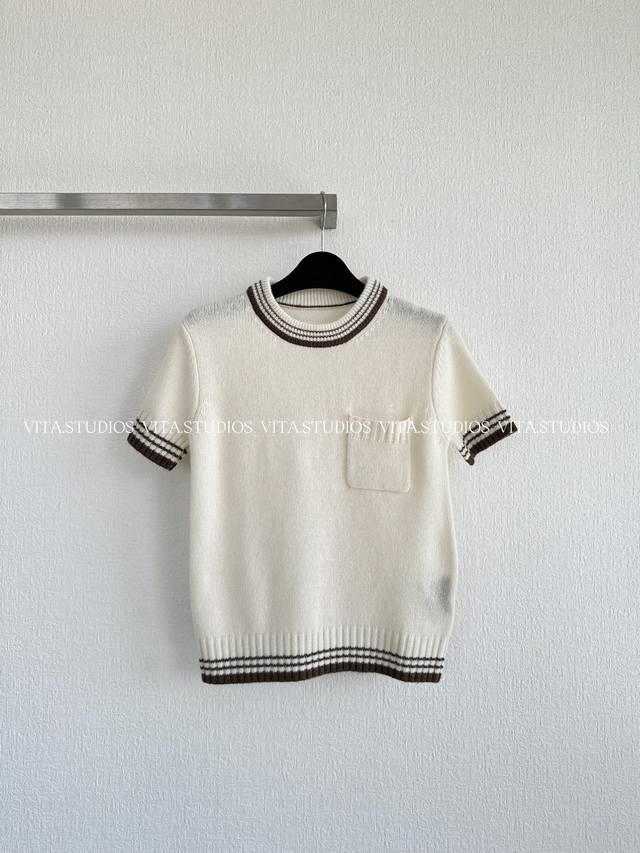 Hot-selling item in stock: Black and white colorblock knit short-sleeve top. Mad